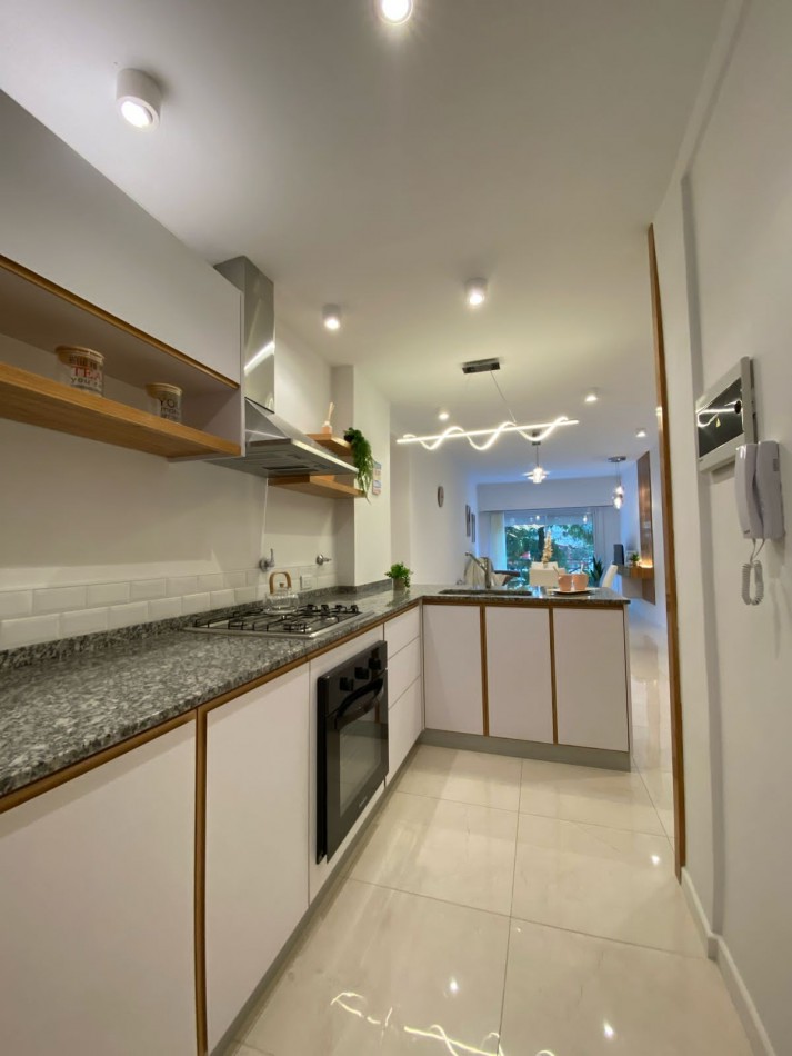 Departamento tres ambientes ala calle con balcon corrido. Reciclado y amoblado. Zona: Plaza Mitre
