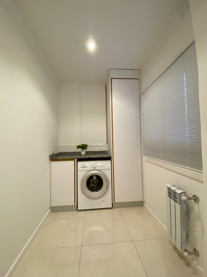 Departamento tres ambientes ala calle con balcon corrido. Reciclado y amoblado. Zona: Plaza Mitre