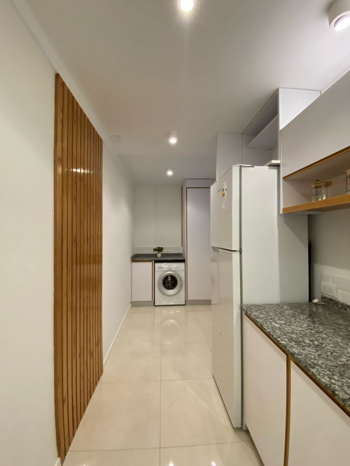 Departamento tres ambientes ala calle con balcon corrido. Reciclado y amoblado. Zona: Plaza Mitre