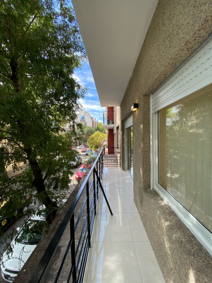 Departamento tres ambientes ala calle con balcon corrido. Reciclado y amoblado. Zona: Plaza Mitre