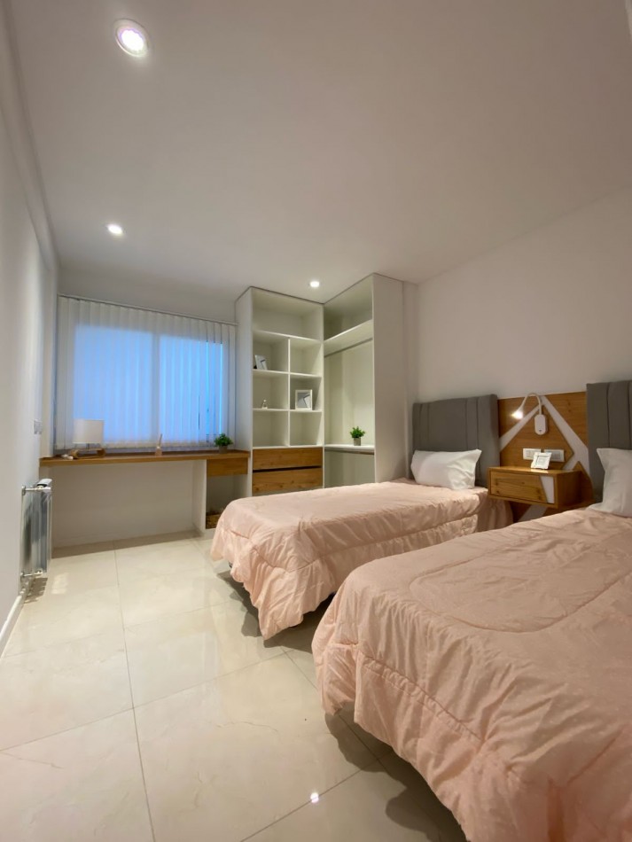 Departamento tres ambientes ala calle con balcon corrido. Reciclado y amoblado. Zona: Plaza Mitre