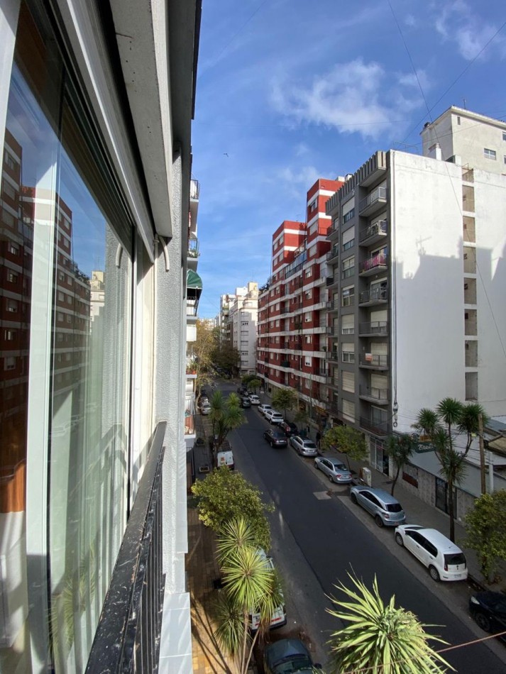 Departamento tres ambientes a la calle con balcon. Recciclado y amoblado. Zona: Macrocentro