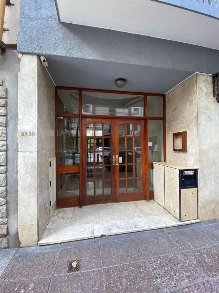 Departamento tres ambientes a la calle con balcon. Recciclado y amoblado. Zona: Macrocentro