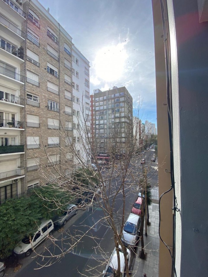 Departamento tres ambientes a la calle con balcon. Recciclado y amoblado. Zona: Macrocentro