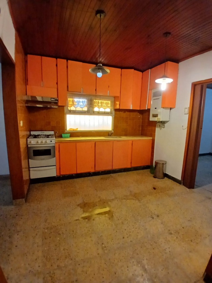 P.H. tres ambientes al frente con cochera. A  remodelar. El Gaucho