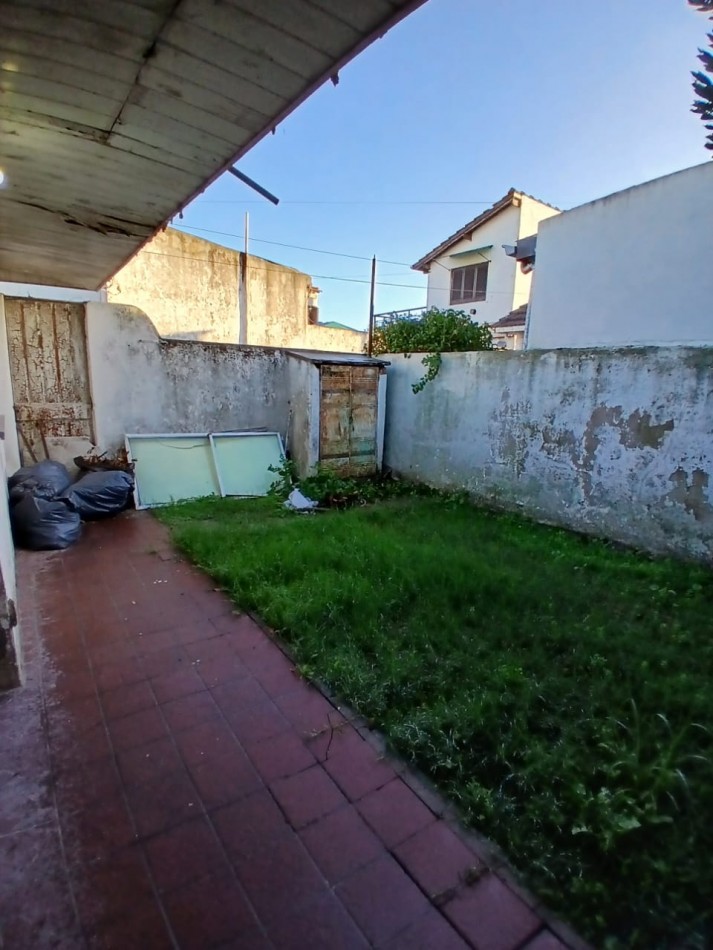 P.H. tres ambientes al frente con cochera. A  remodelar. El Gaucho