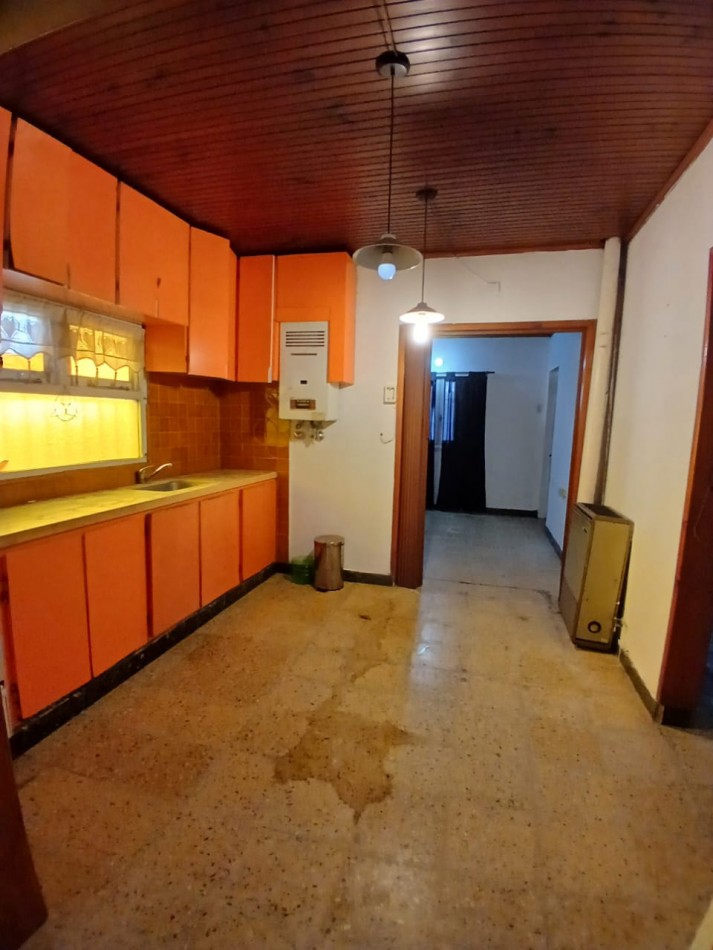 P.H. tres ambientes al frente con cochera. A  remodelar. El Gaucho