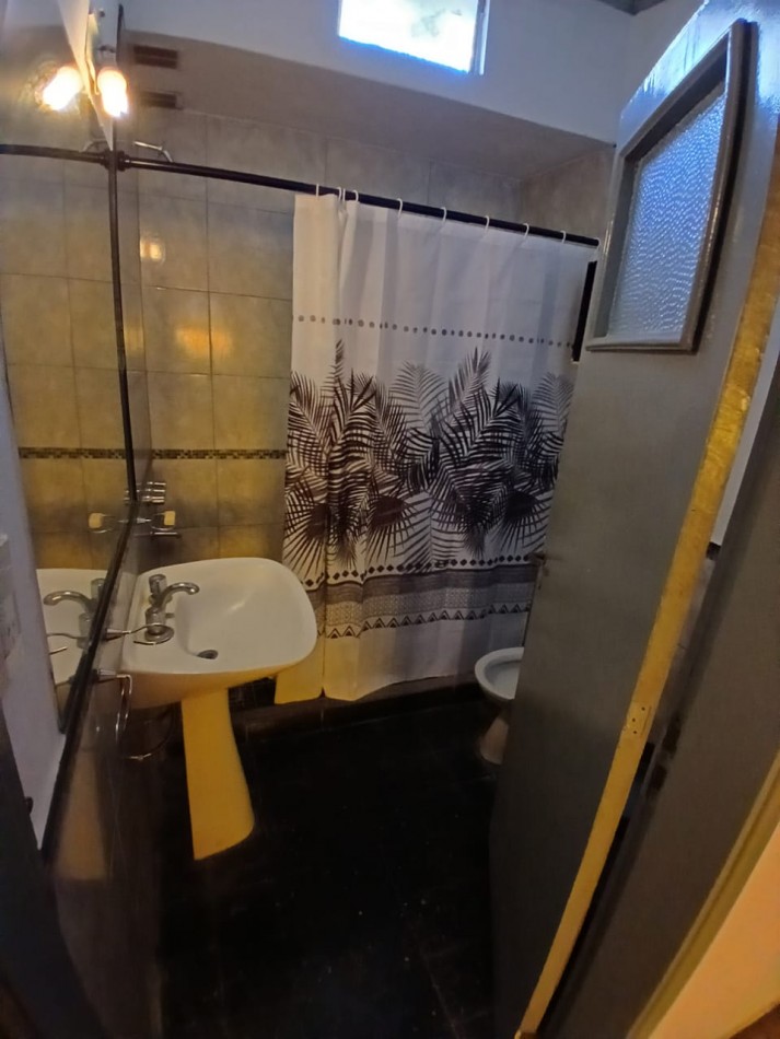 P.H. tres ambientes al frente con cochera. A  remodelar. El Gaucho