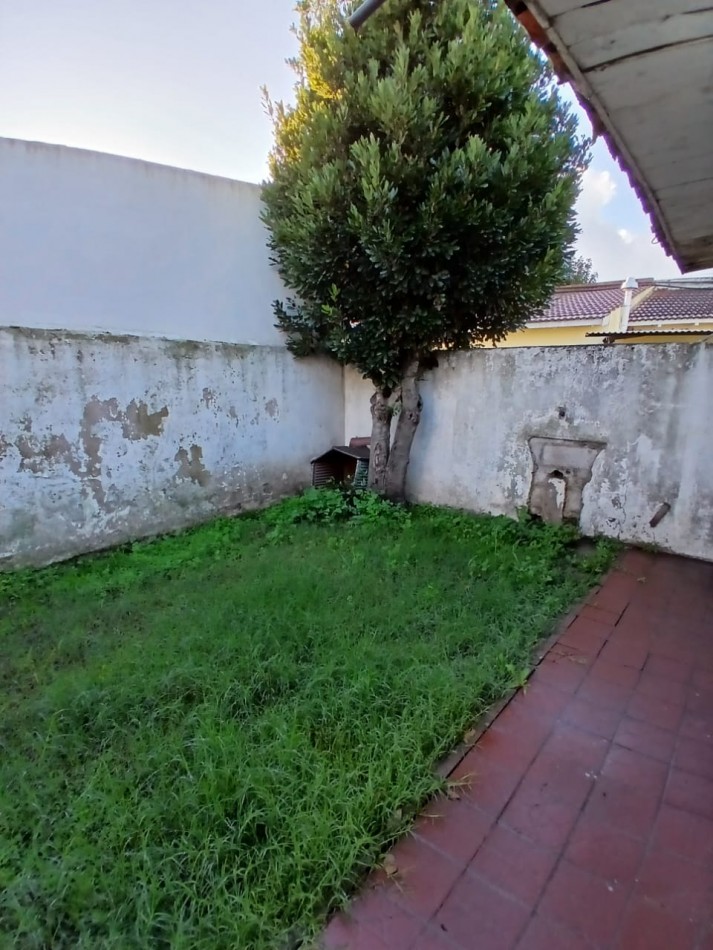 P.H. tres ambientes al frente con cochera. A  remodelar. El Gaucho