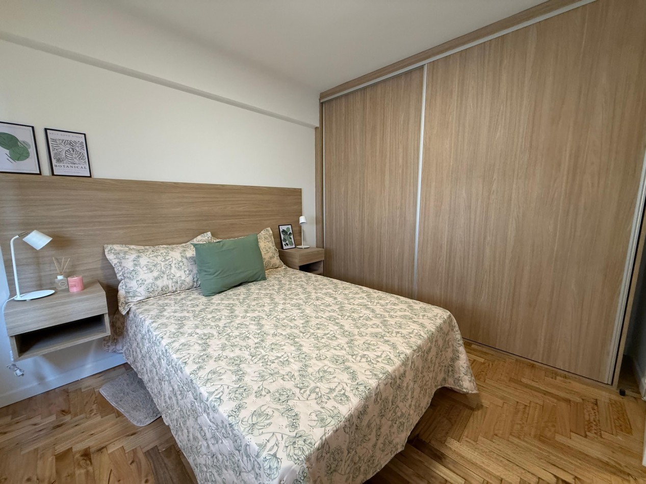 Departamento tres ambientes a la calle con balcon saliente y cochera. Reciclado y amoblado. Zona: Aldrey