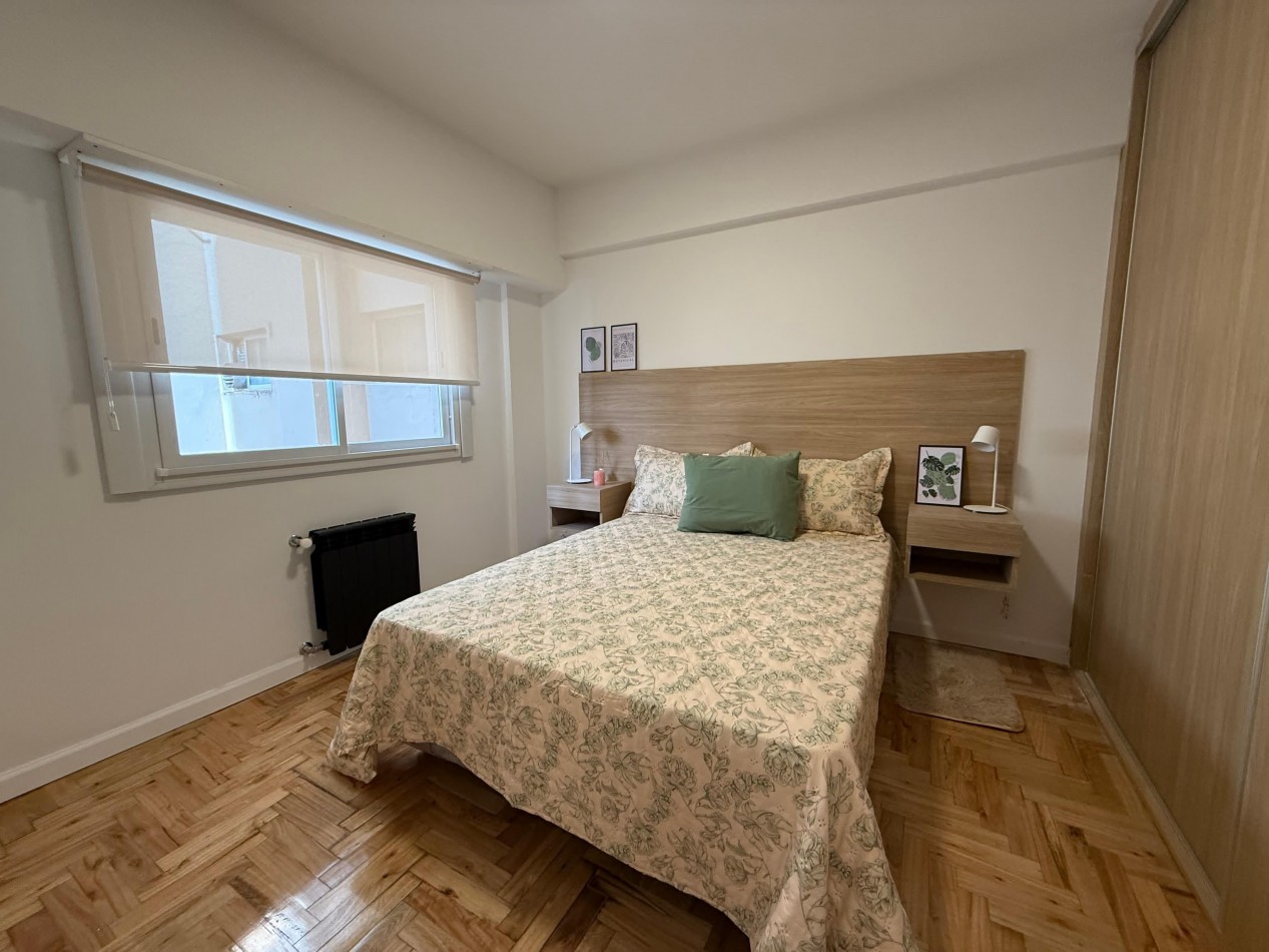 Departamento tres ambientes a la calle con balcon saliente y cochera. Reciclado y amoblado. Zona: Aldrey