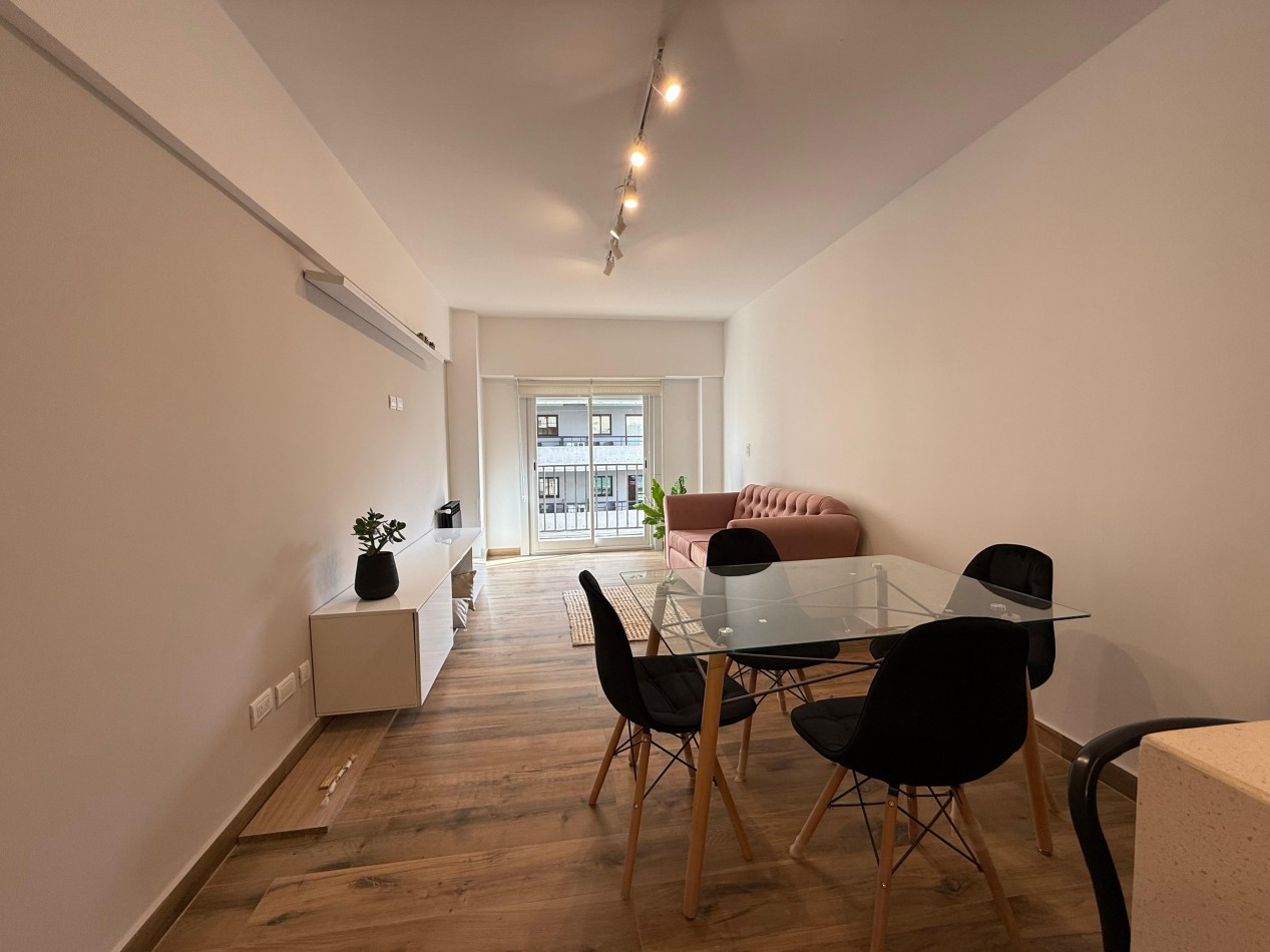 Departamento tres ambientes a la calle con balcon saliente y cochera. Reciclado y amoblado. Zona: Aldrey