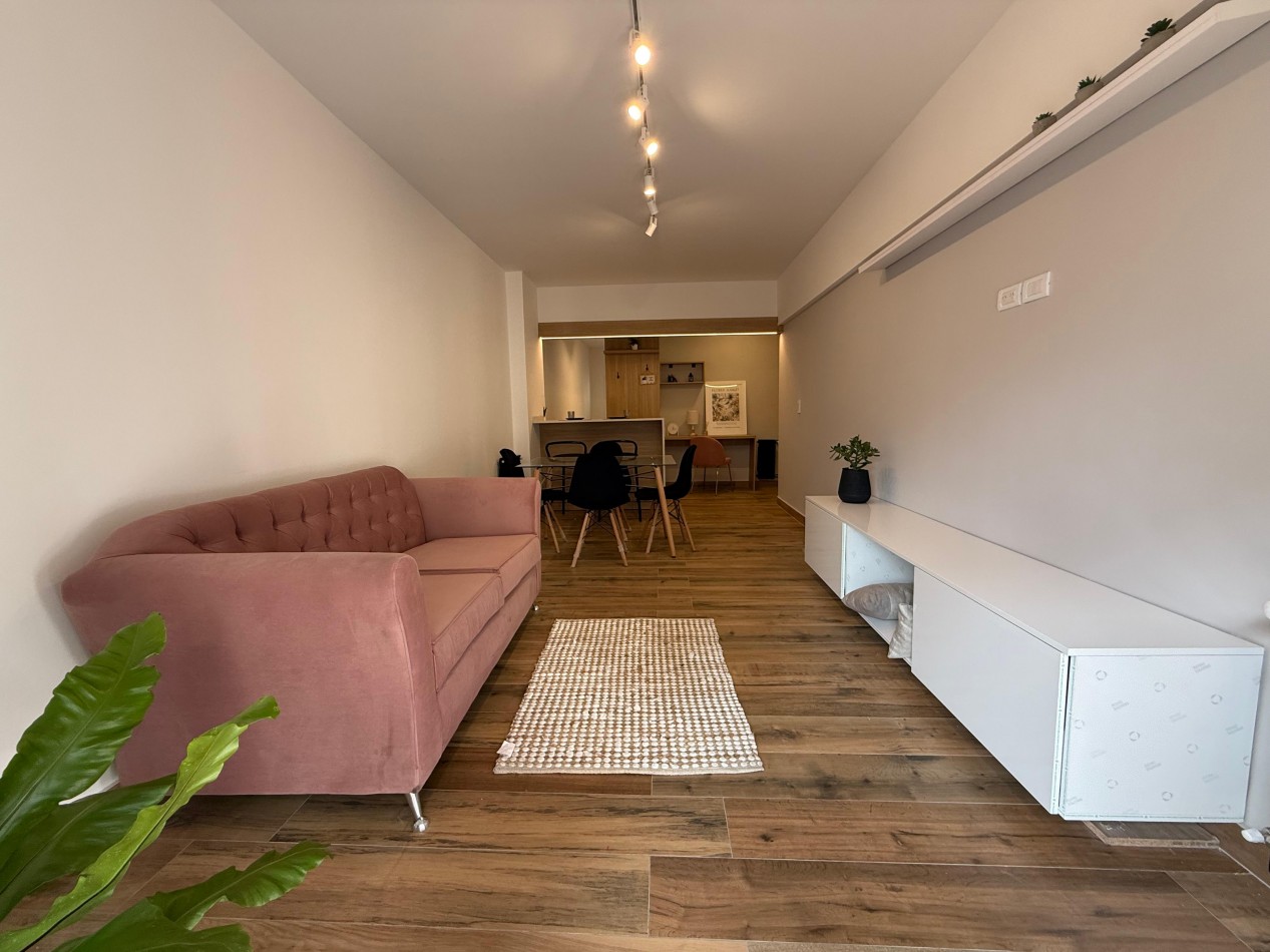 Departamento tres ambientes a la calle con balcon saliente y cochera. Reciclado y amoblado. Zona: Aldrey