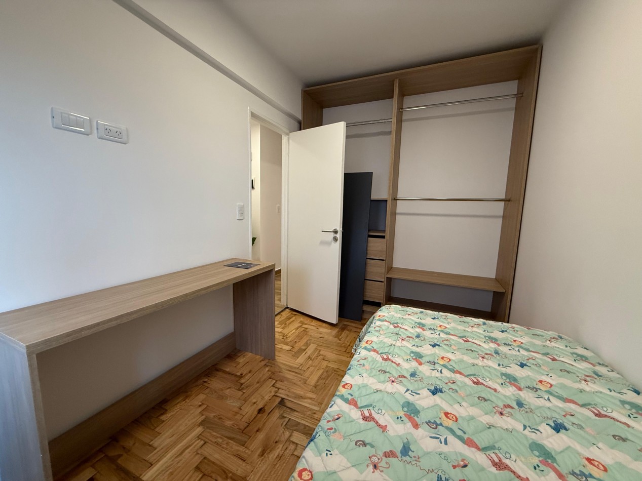 Departamento tres ambientes a la calle con balcon saliente y cochera. Reciclado y amoblado. Zona: Aldrey