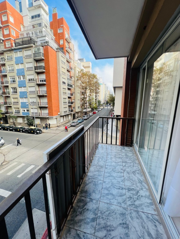 Departamento dos ambientes a la calle cn balcon saliente. Reciclado y amoblado