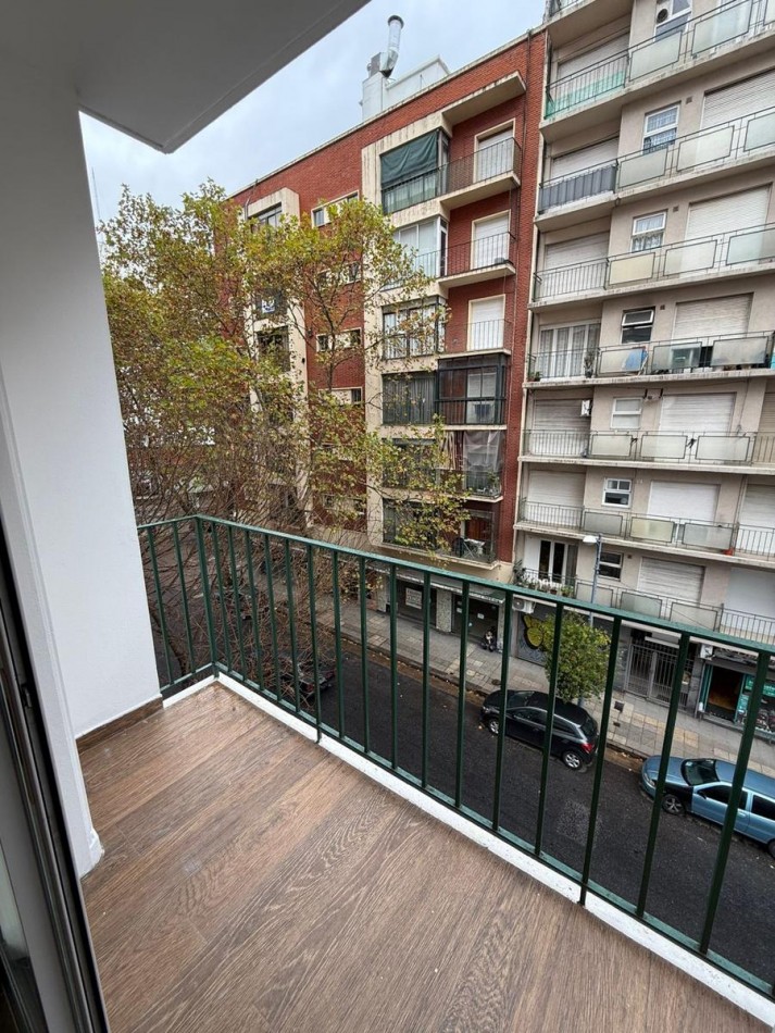 Departemento dos ambientes a la calle con balcon saliente. Reciclado y amoblado. Zona: Centro
