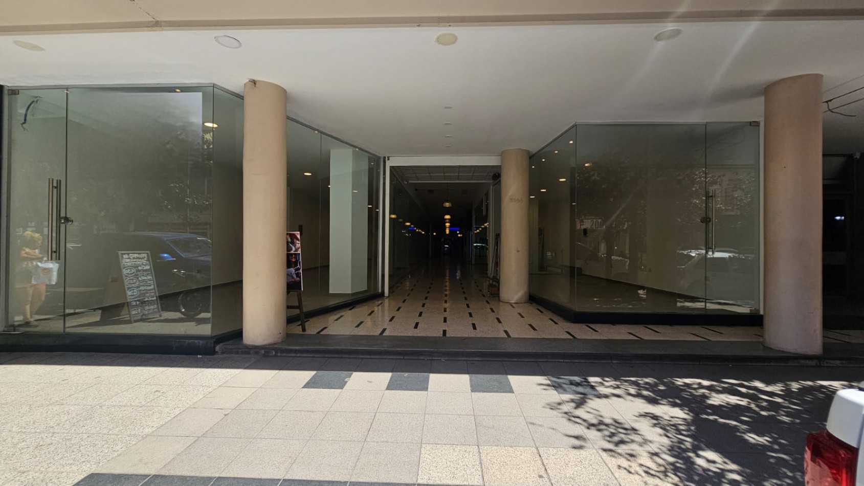 Local comercial en block. (2 Locales a la calle con doble entrada)  Reciclado. Zona: Centro