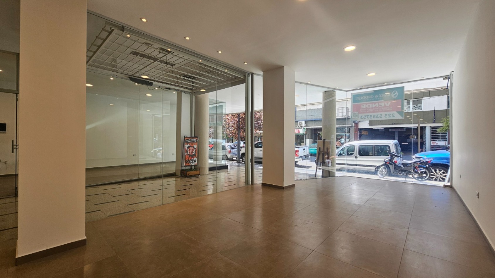 Local comercial en block. (2 Locales a la calle con doble entrada)  Reciclado. Zona: Centro