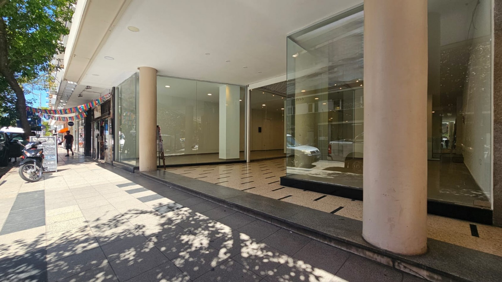 Local comercial en block. (2 Locales a la calle con doble entrada)  Reciclado. Zona: Centro