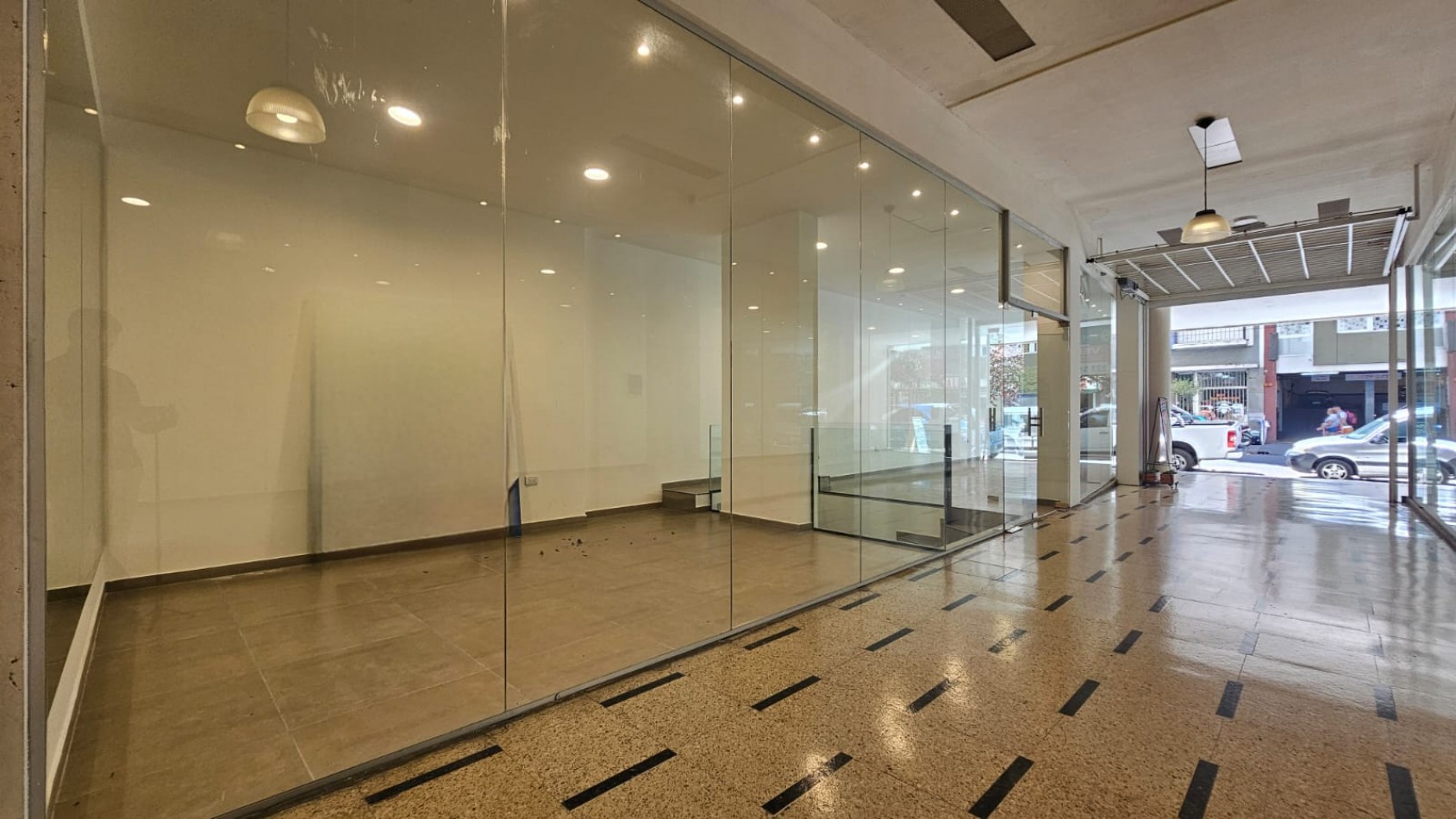 Local comercial en block. (2 Locales a la calle con doble entrada)  Reciclado. Zona: Centro