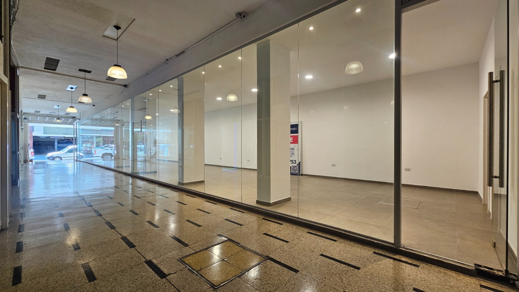 Local comercial en block. (2 Locales a la calle con doble entrada)  Reciclado. Zona: Centro