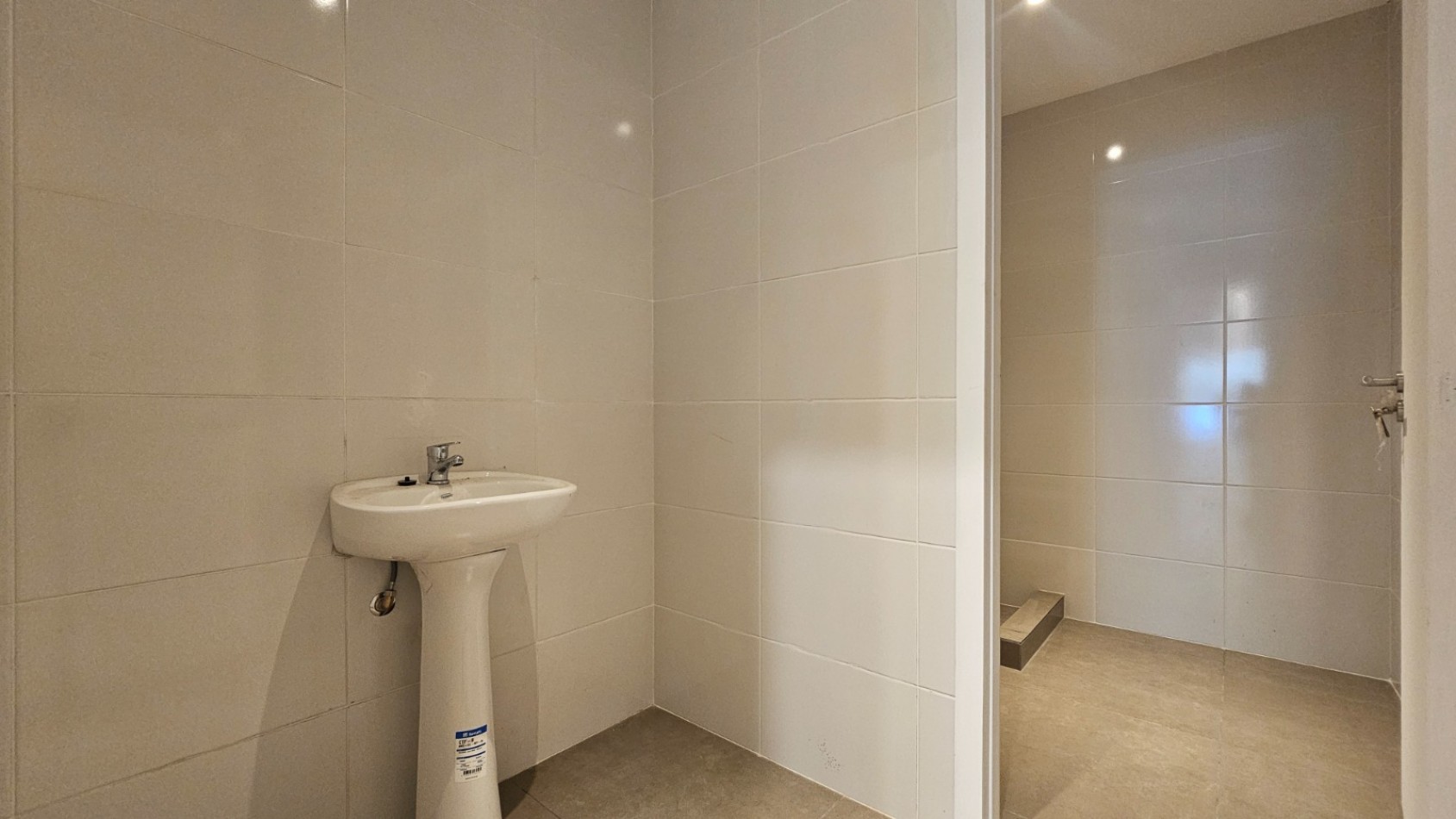 Local comercial en block. (2 Locales a la calle con doble entrada)  Reciclado. Zona: Centro