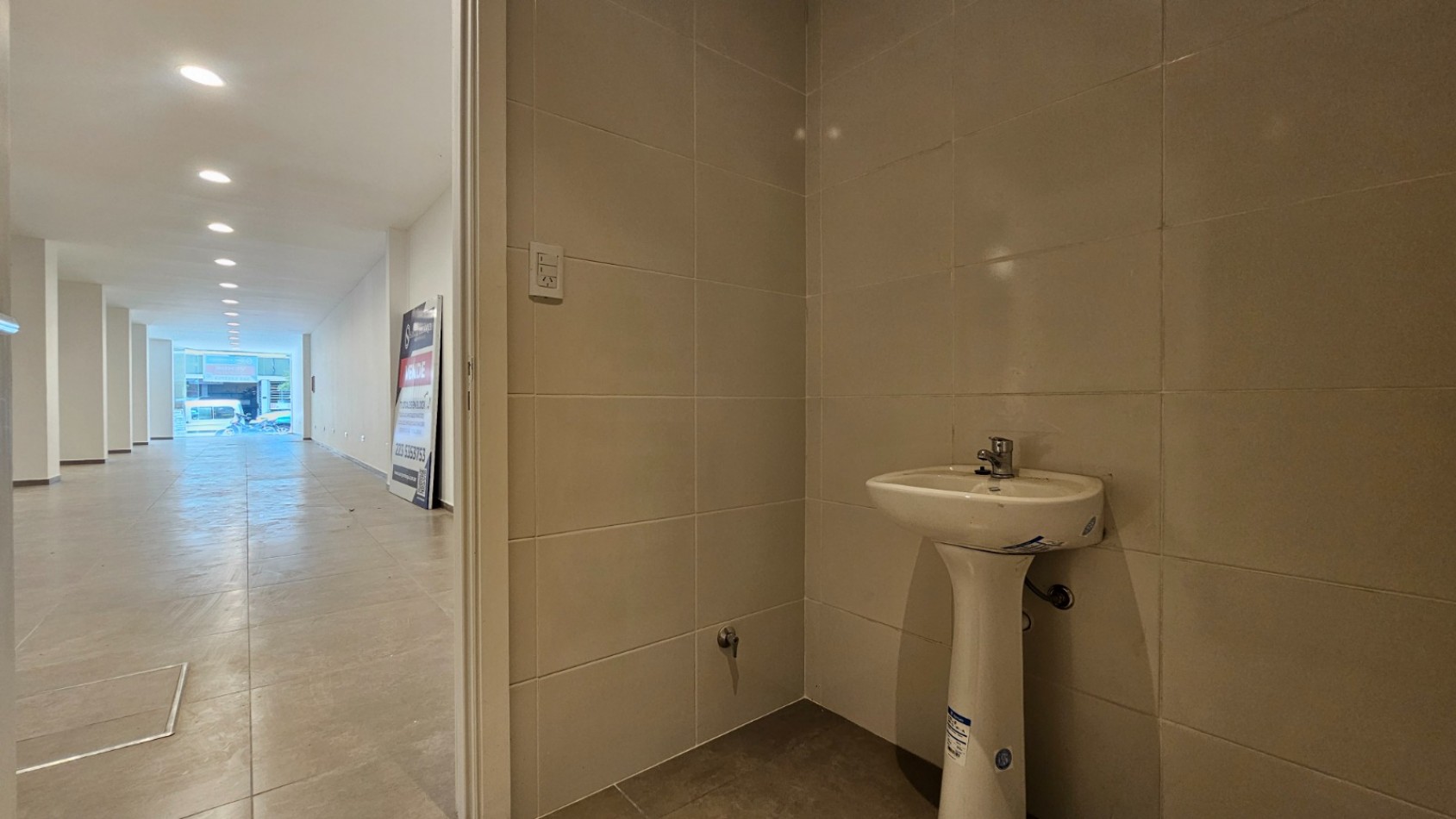 Local comercial en block. (2 Locales a la calle con doble entrada)  Reciclado. Zona: Centro