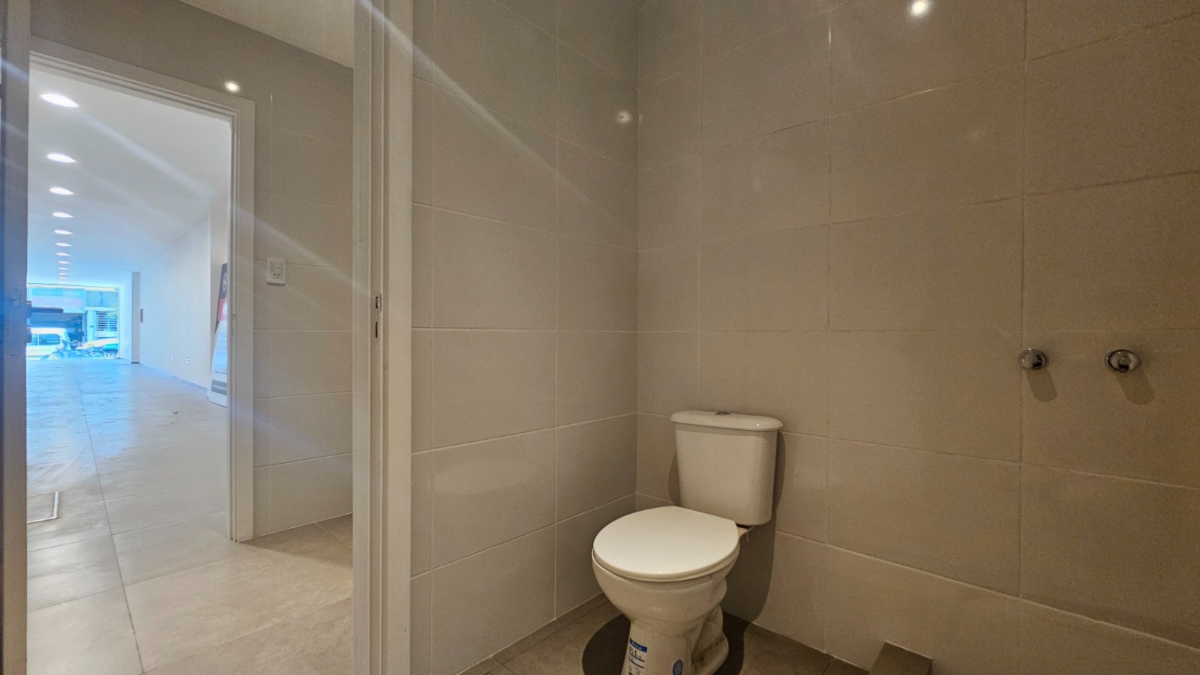 Local comercial en block. (2 Locales a la calle con doble entrada)  Reciclado. Zona: Centro