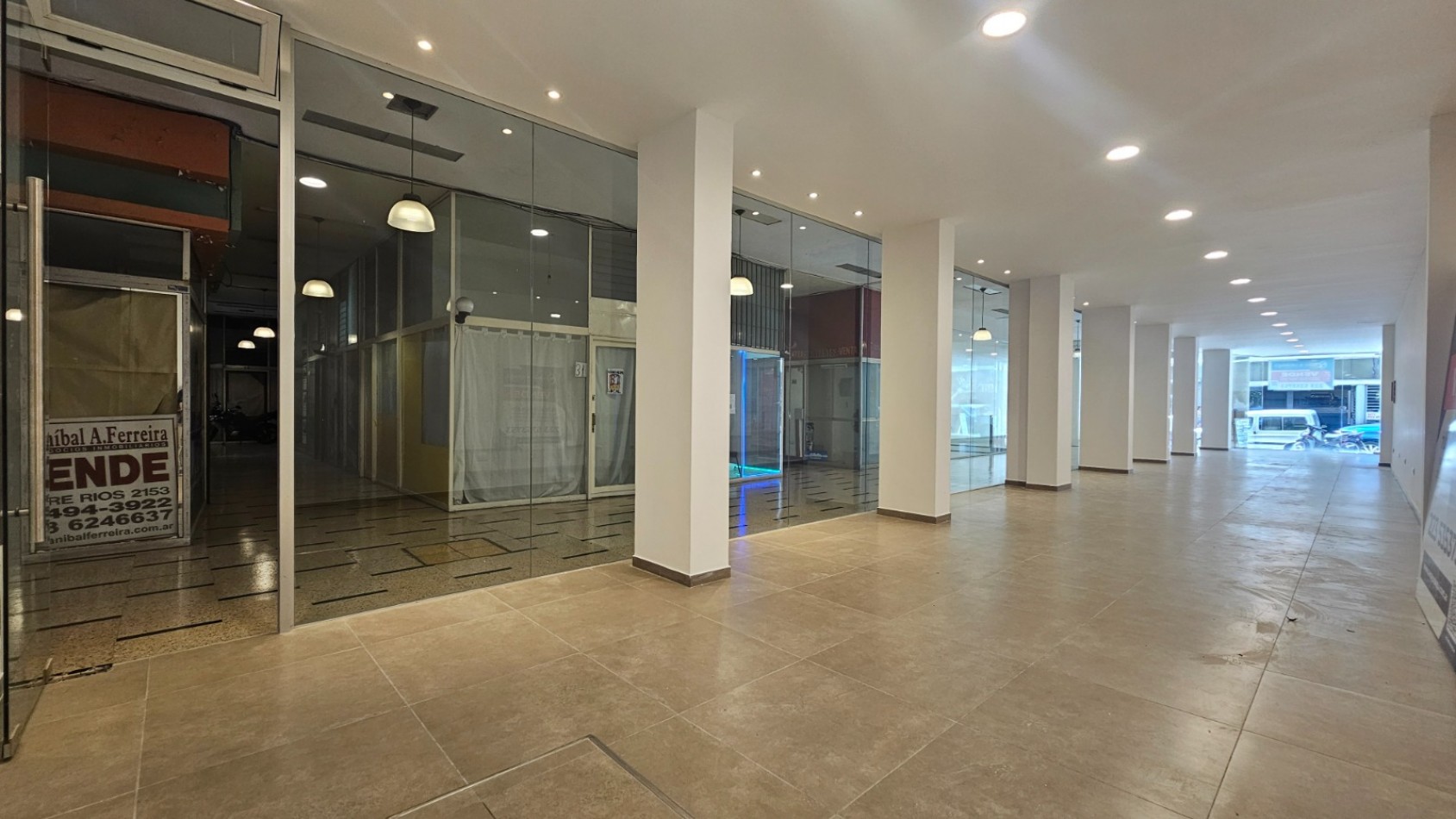 Local comercial en block. (2 Locales a la calle con doble entrada)  Reciclado. Zona: Centro