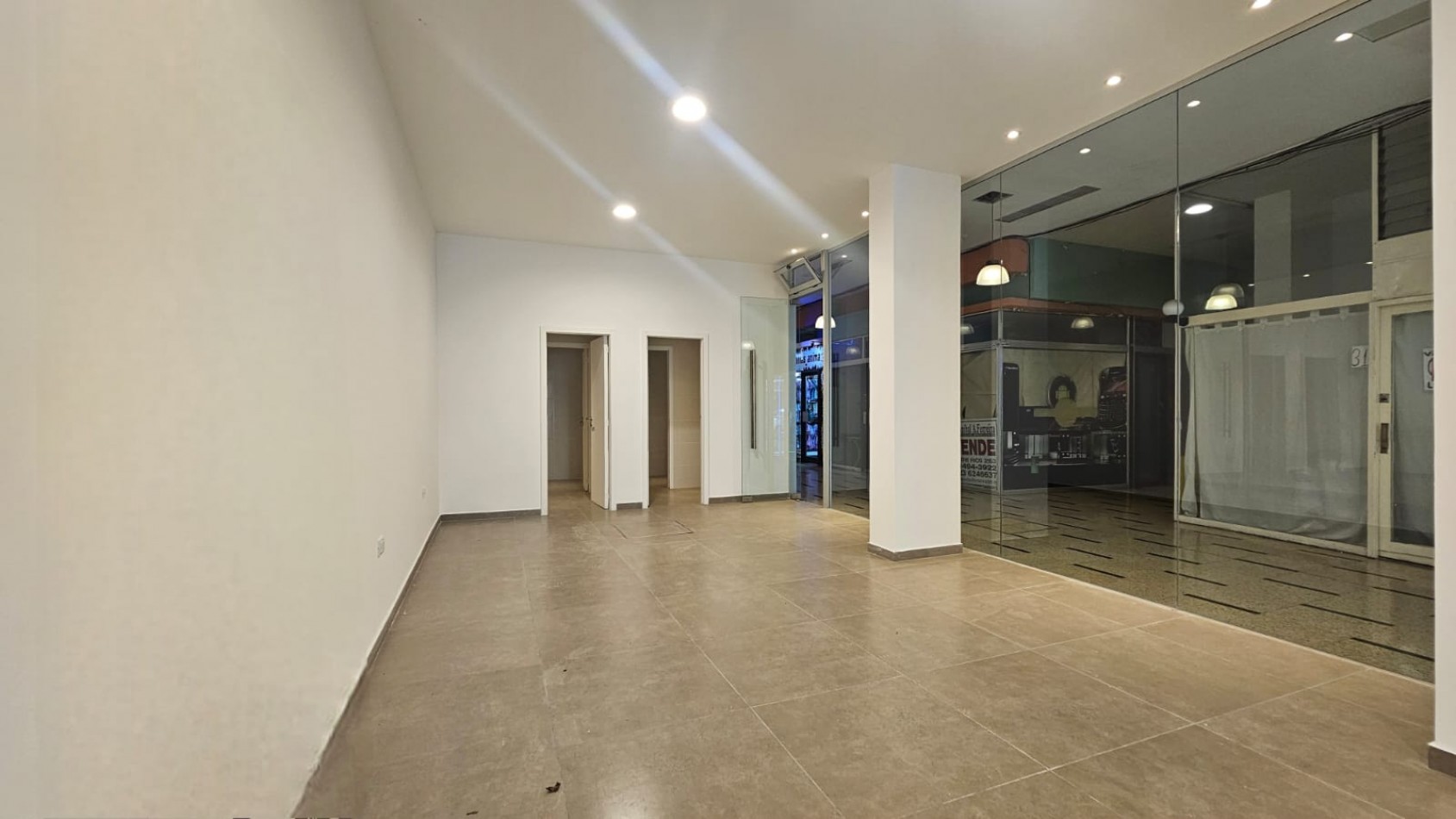 Local comercial en block. (2 Locales a la calle con doble entrada)  Reciclado. Zona: Centro