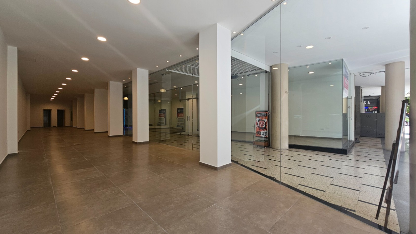 Local comercial en block. (2 Locales a la calle con doble entrada)  Reciclado. Zona: Centro