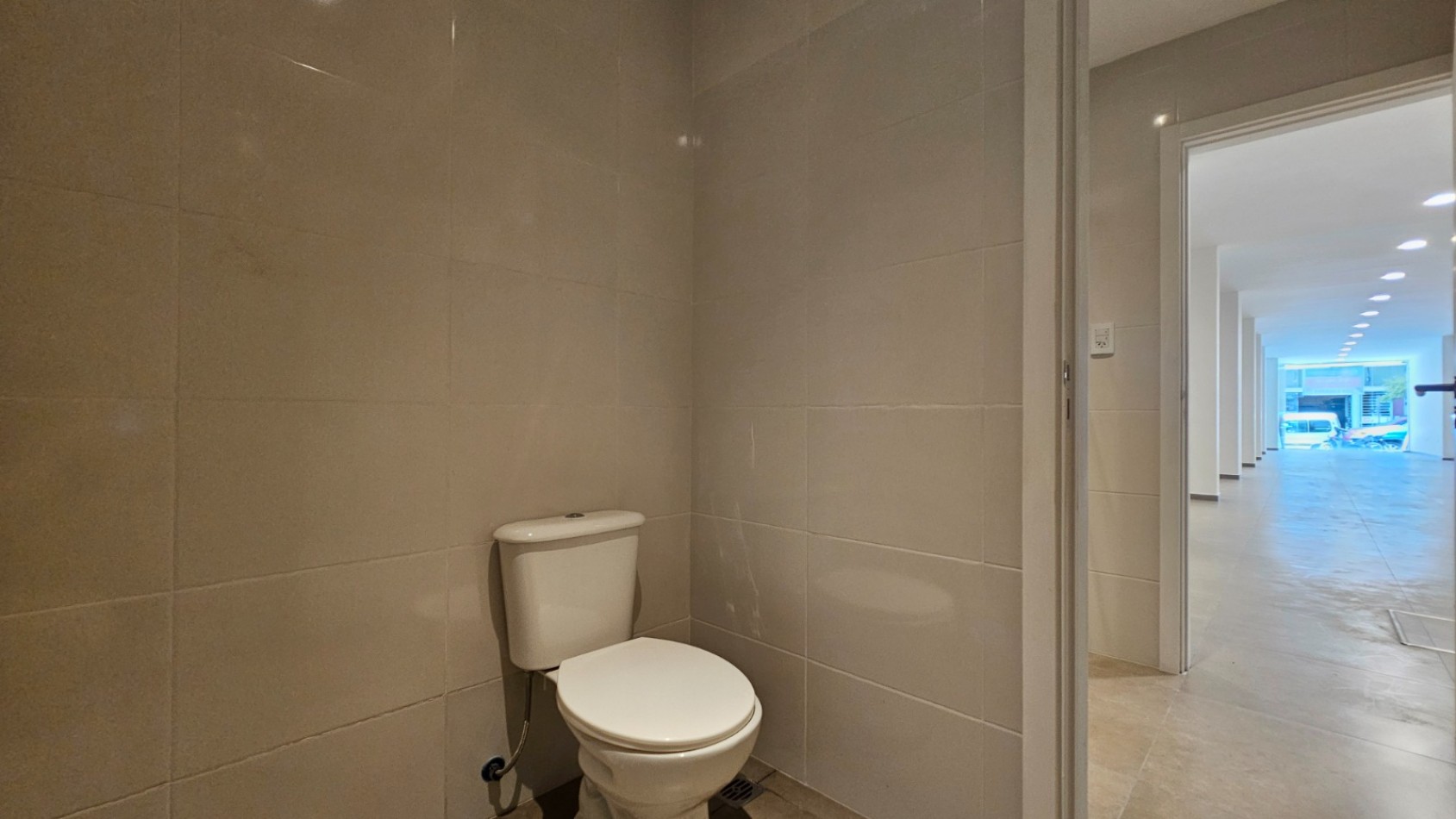 Local comercial en block. (2 Locales a la calle con doble entrada)  Reciclado. Zona: Centro