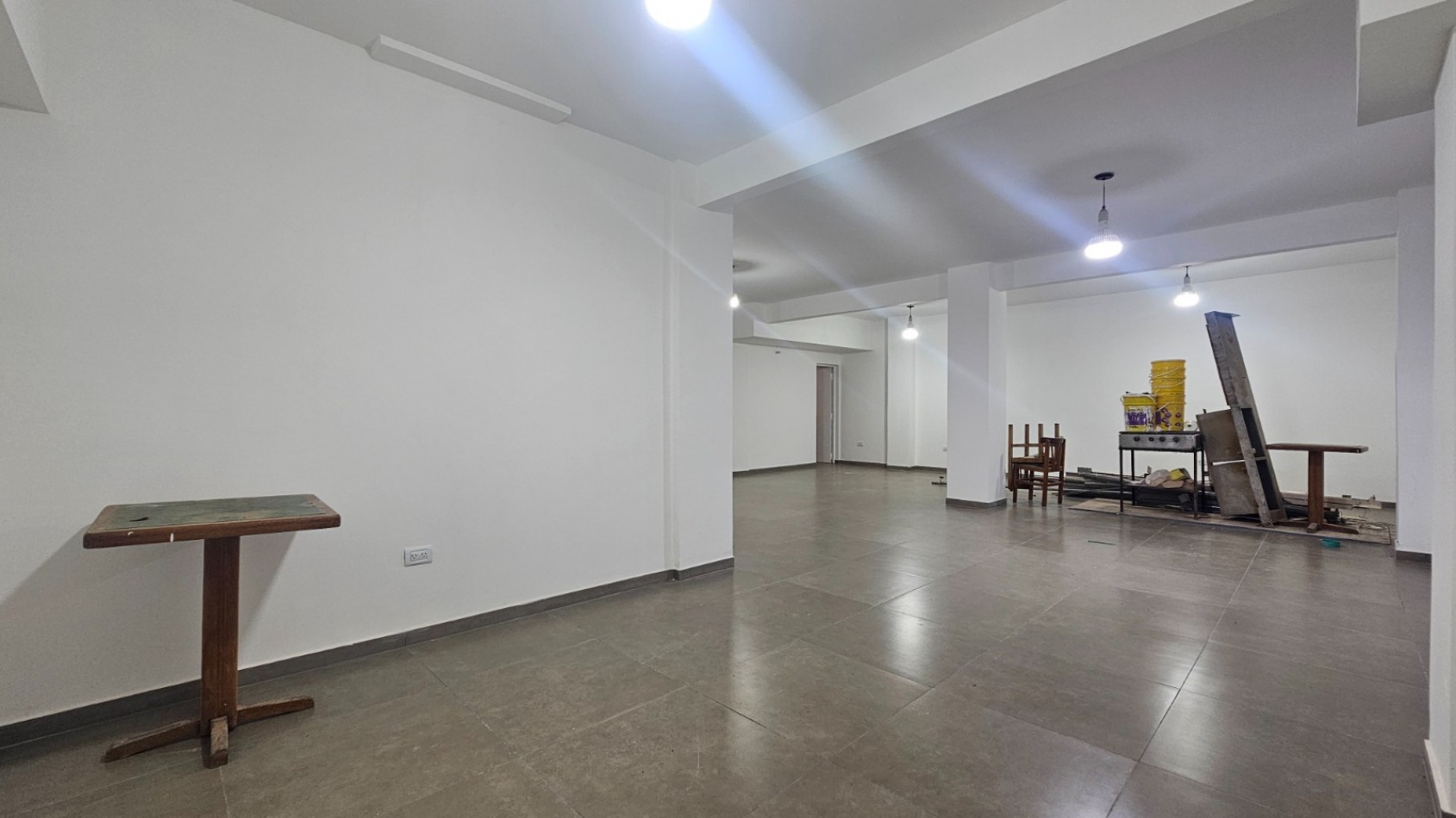 Local comercial en block. (2 Locales a la calle con doble entrada)  Reciclado. Zona: Centro