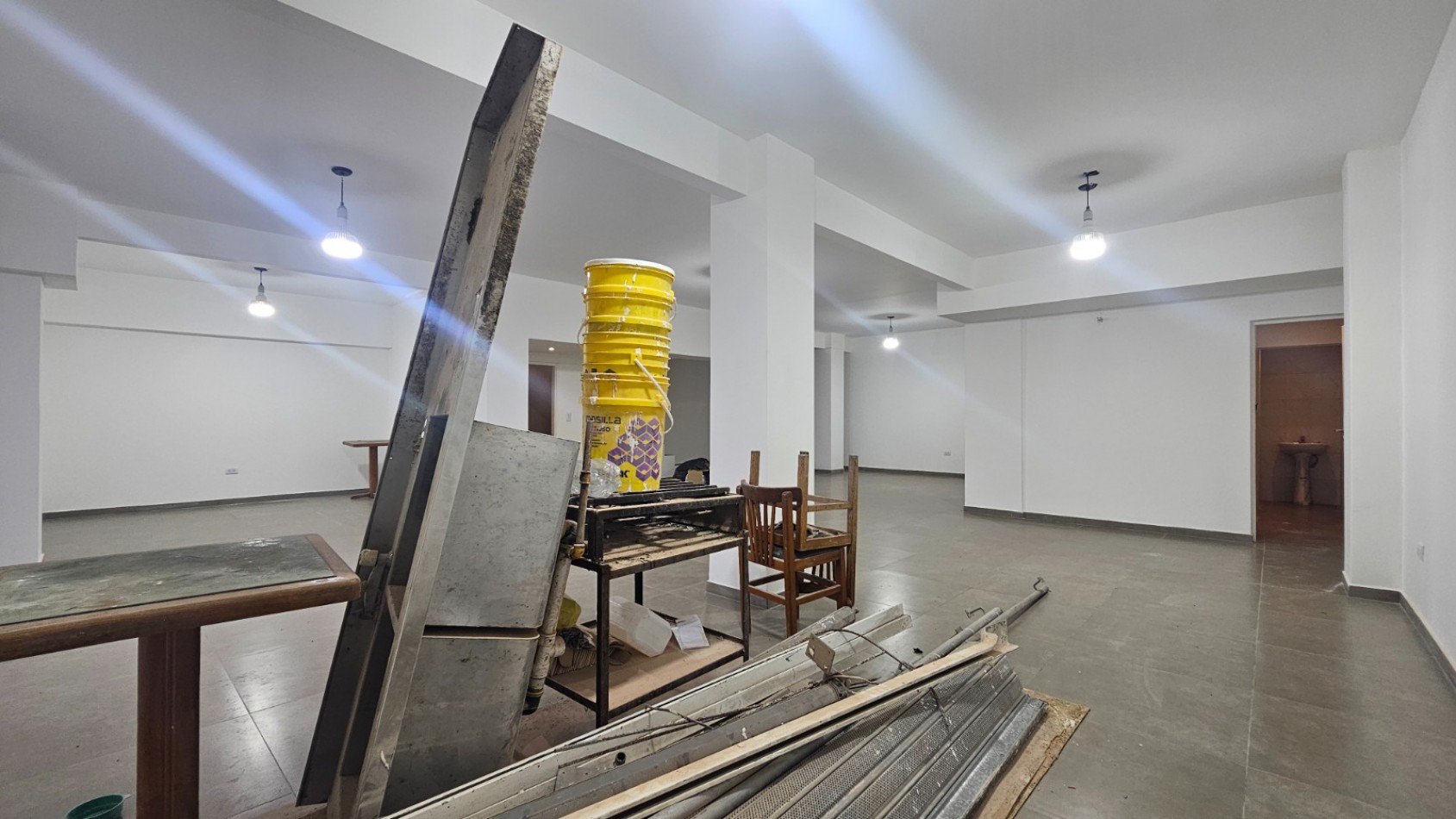 Local comercial en block. (2 Locales a la calle con doble entrada)  Reciclado. Zona: Centro