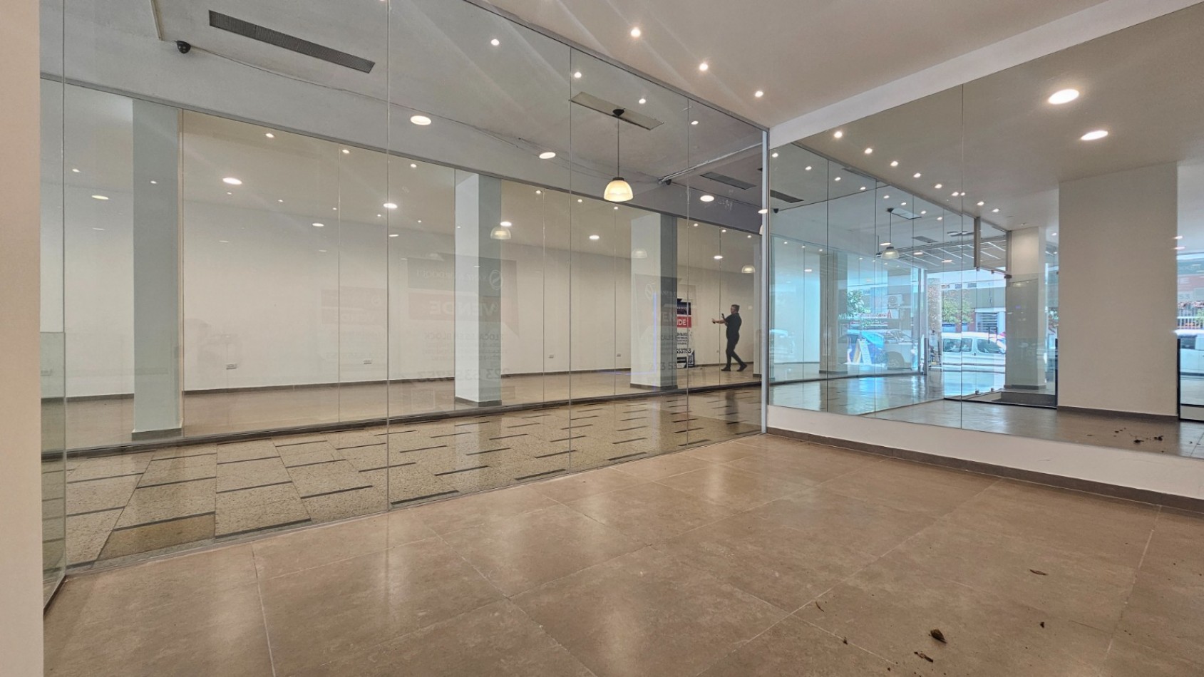 Local comercial en block. (2 Locales a la calle con doble entrada)  Reciclado. Zona: Centro