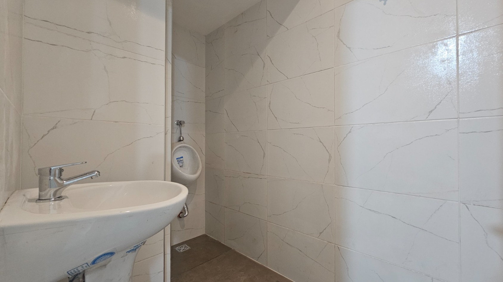 Local comercial en block. (2 Locales a la calle con doble entrada)  Reciclado. Zona: Centro