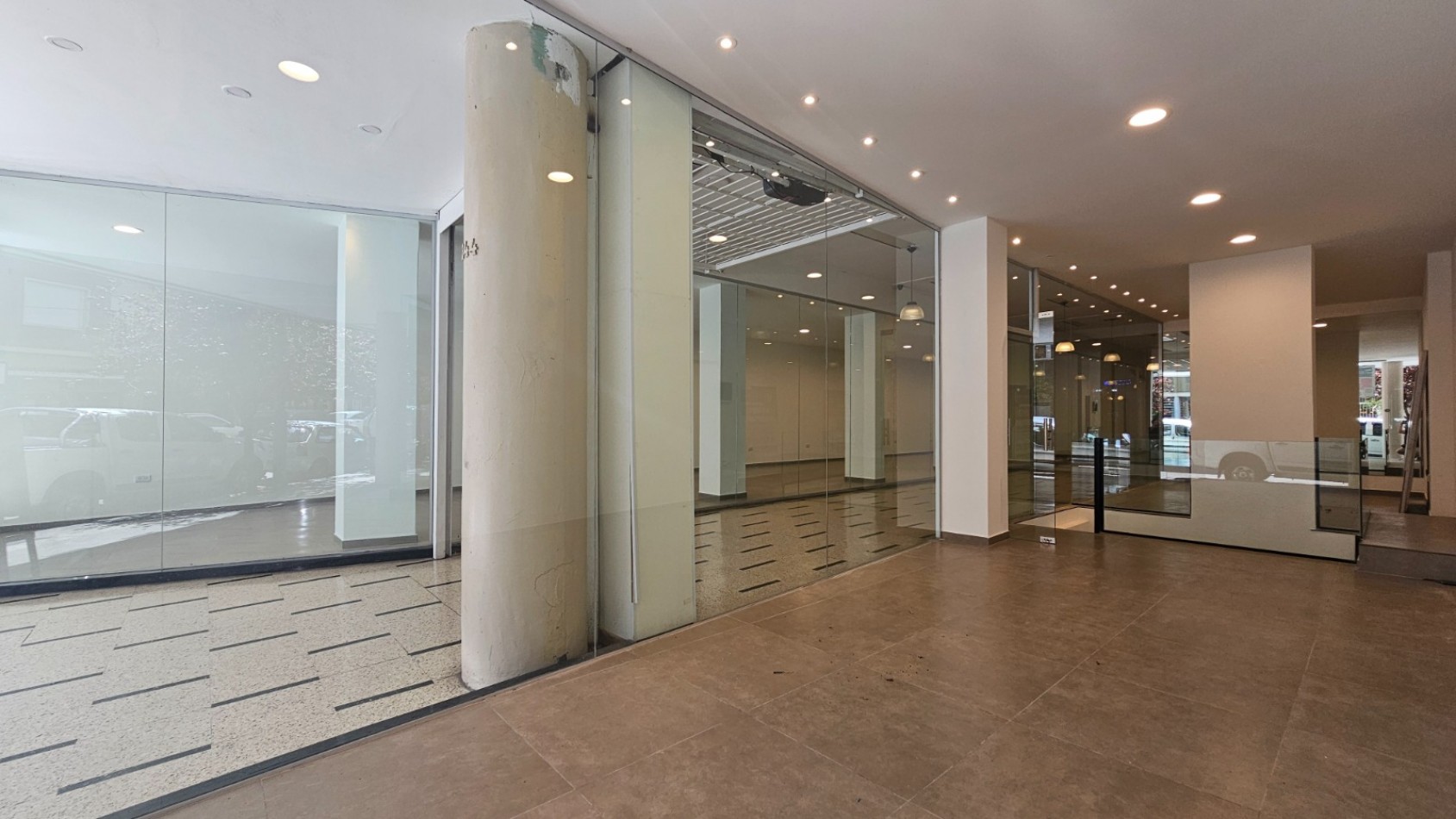 Local comercial en block. (2 Locales a la calle con doble entrada)  Reciclado. Zona: Centro