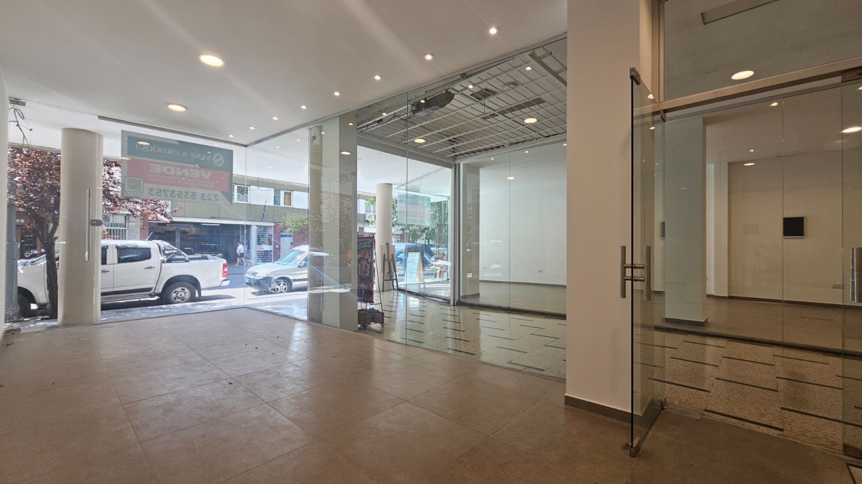Local comercial en block. (2 Locales a la calle con doble entrada)  Reciclado. Zona: Centro