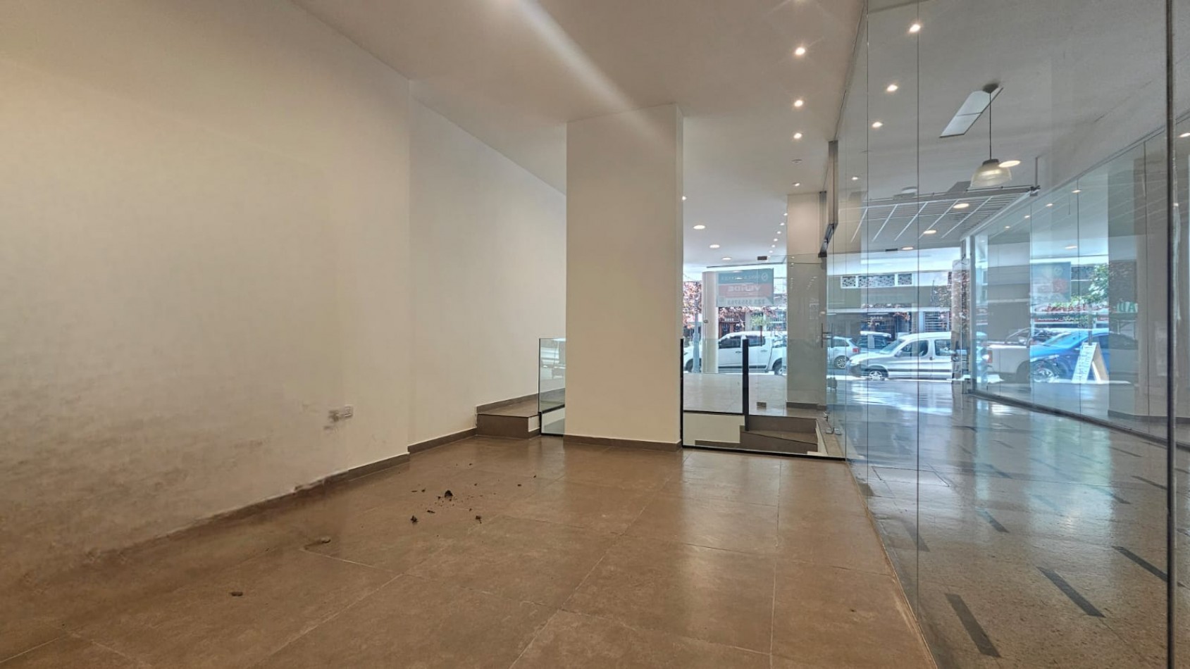 Local comercial en block. (2 Locales a la calle con doble entrada)  Reciclado. Zona: Centro