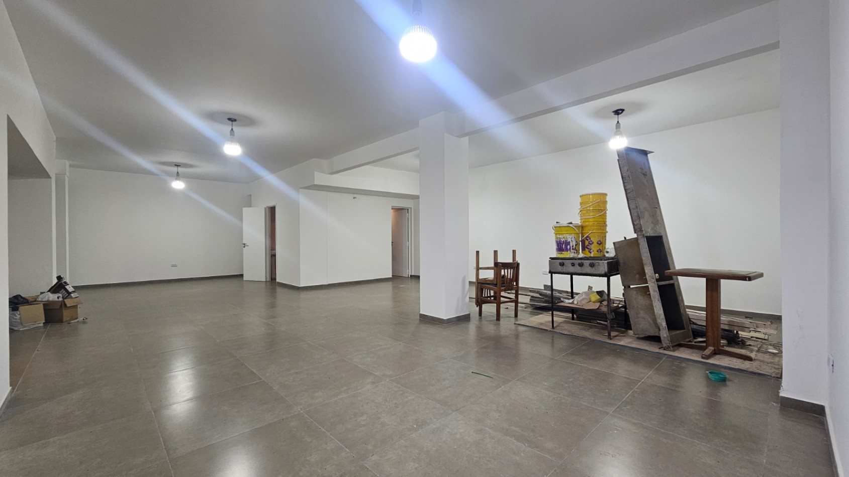 Local comercial en block. (2 Locales a la calle con doble entrada)  Reciclado. Zona: Centro