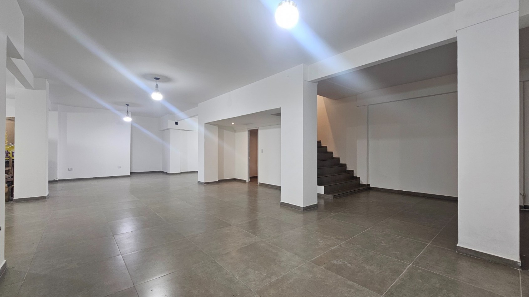 Local comercial en block. (2 Locales a la calle con doble entrada)  Reciclado. Zona: Centro