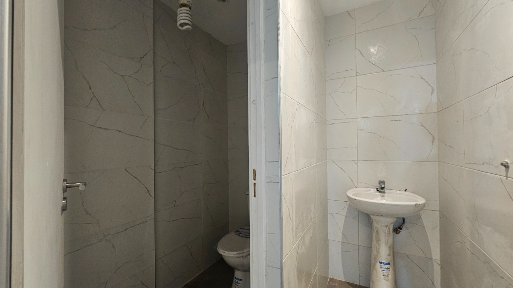 Local comercial en block. (2 Locales a la calle con doble entrada)  Reciclado. Zona: Centro