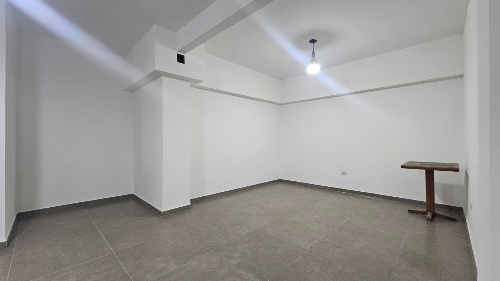 Local comercial en block. (2 Locales a la calle con doble entrada)  Reciclado. Zona: Centro