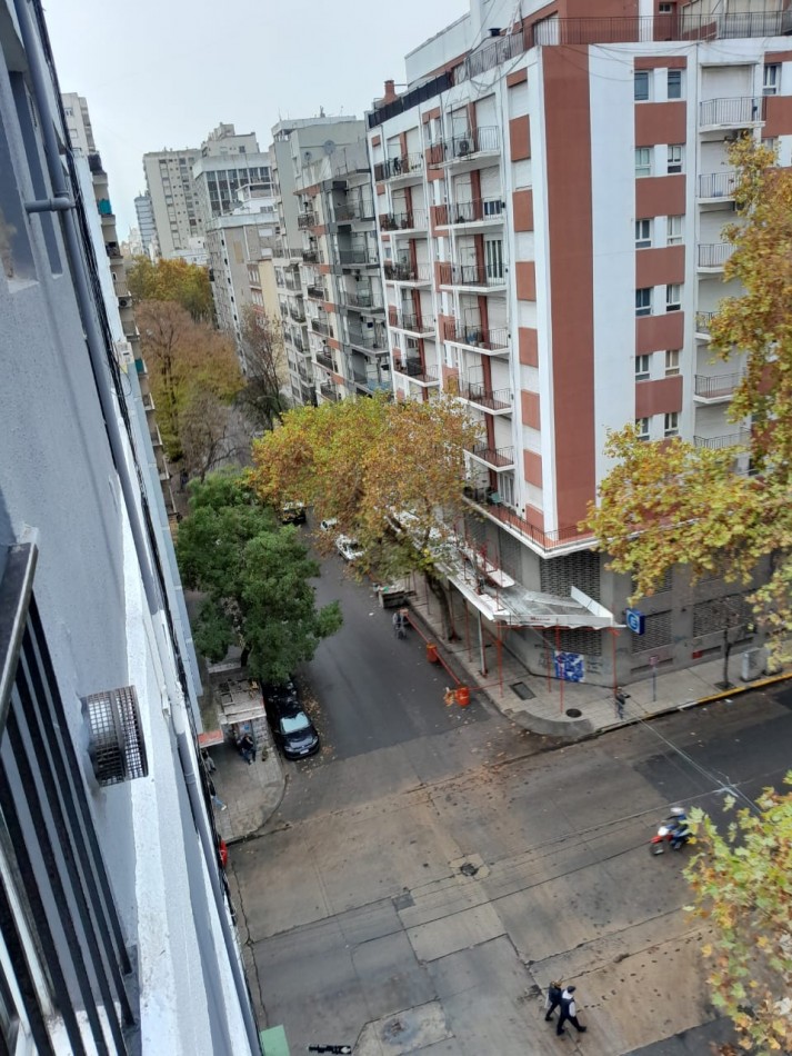 Departamento un amviente a la calle con balcon, dividido. Reciclado y amoblado. Zona: Centro