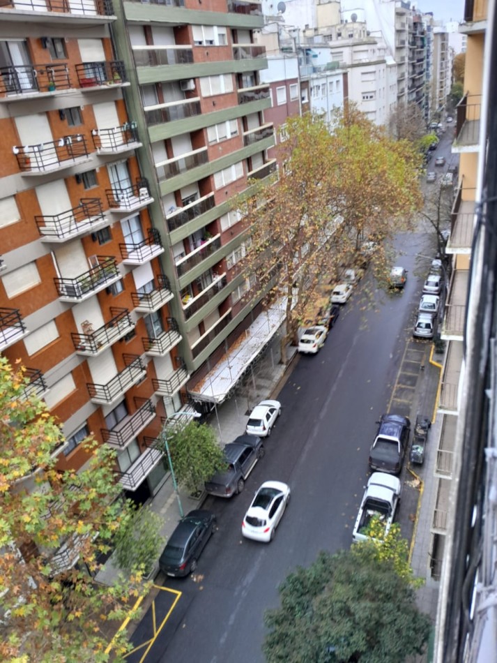Departamento un amviente a la calle con balcon, dividido. Reciclado y amoblado. Zona: Centro