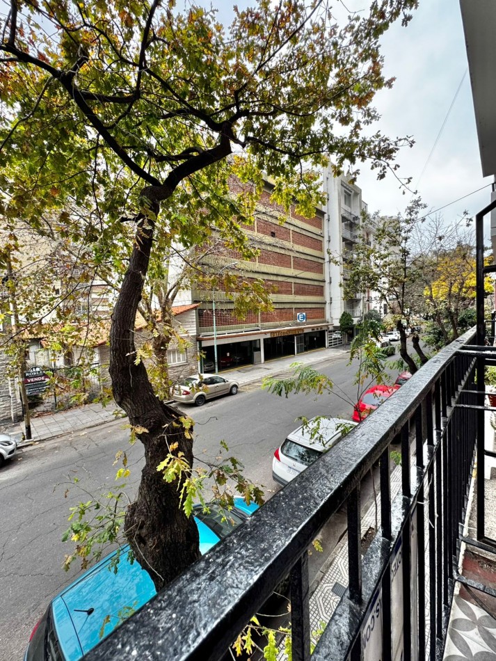 Departamento dos ambientes invertido a la calle con balcon aterrazado. Reciclado y amoblado. Zona: Macrocentro