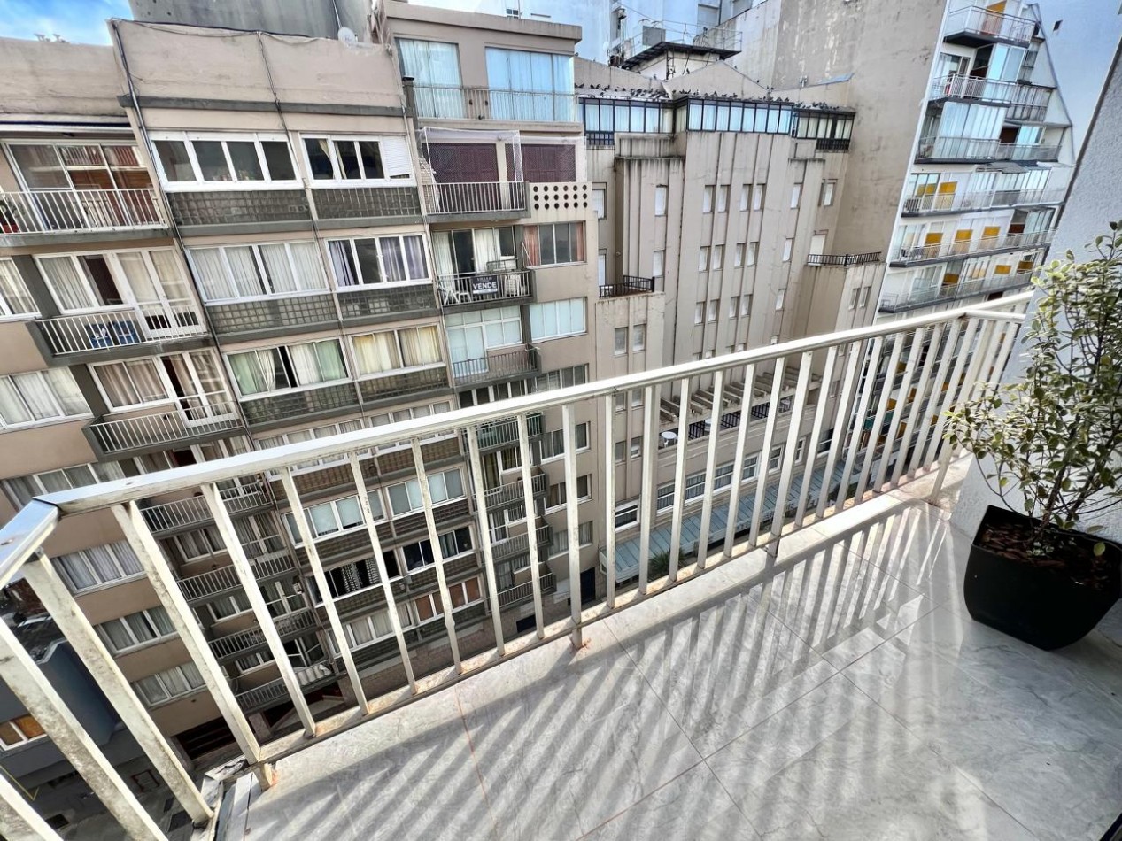 Departamento dos ambientes a la calle con balcon saliente. recciclado y amoblado. Zona Centro