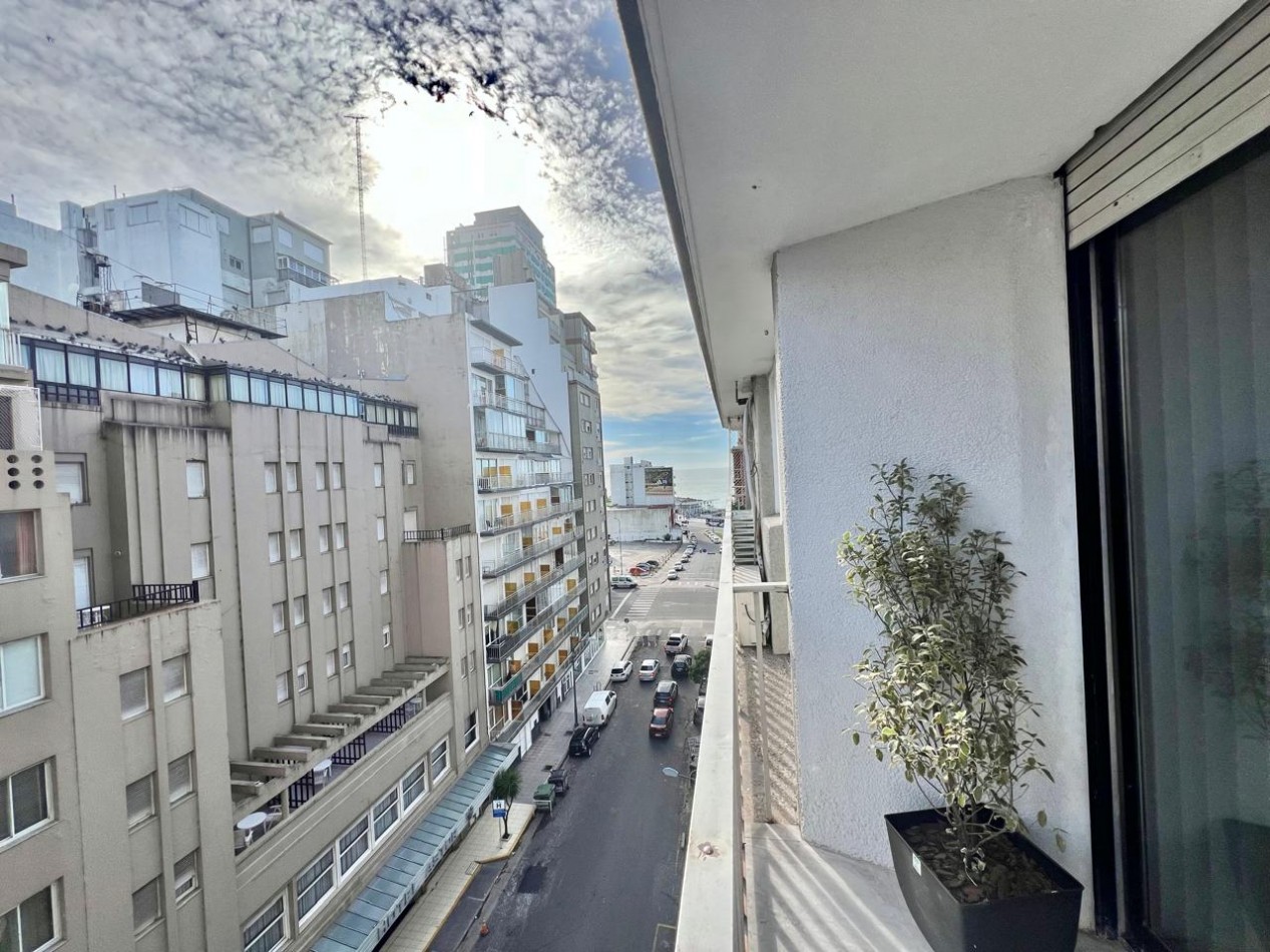 Departamento dos ambientes a la calle con balcon saliente. recciclado y amoblado. Zona Centro