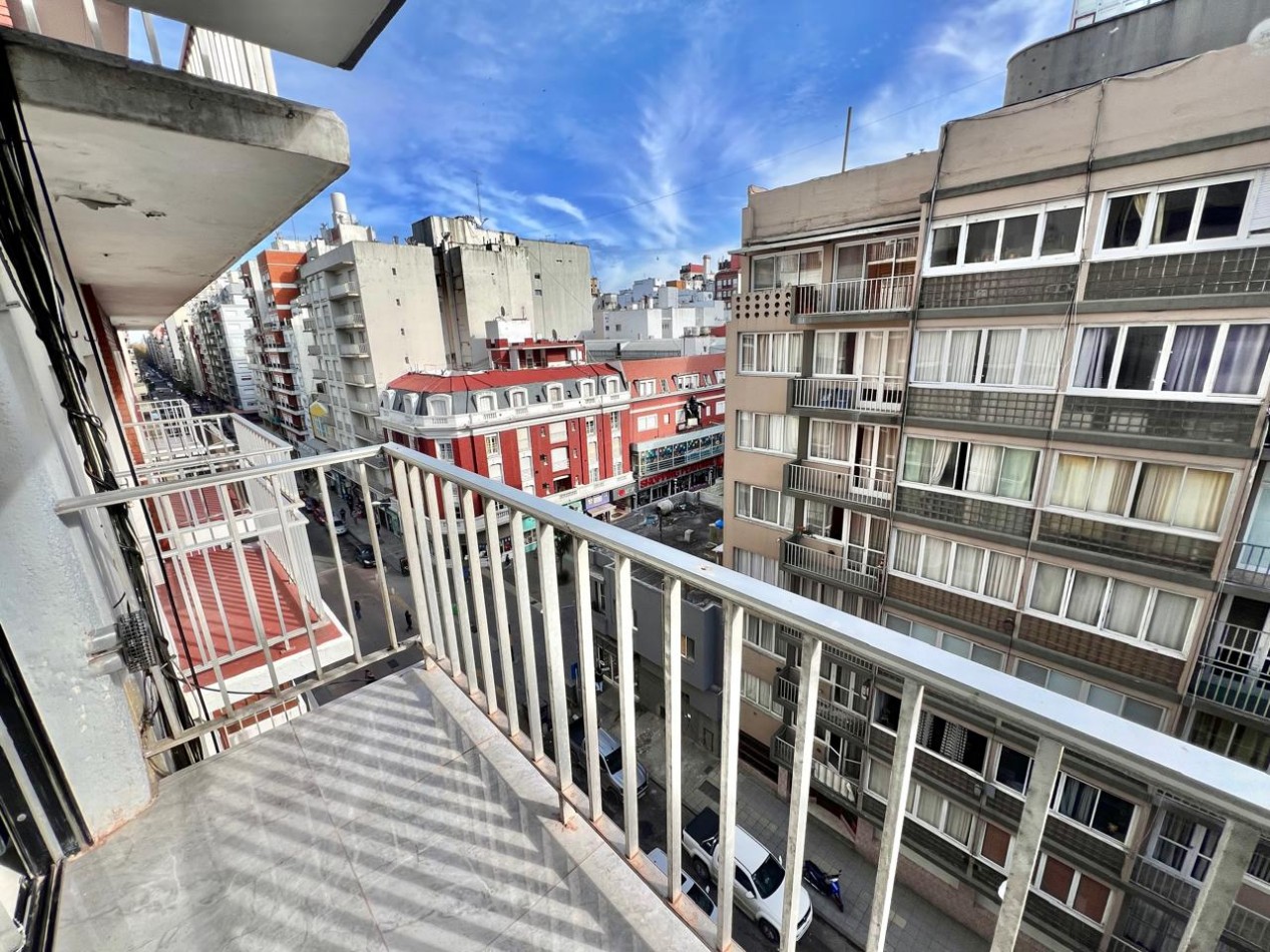Departamento dos ambientes a la calle con balcon saliente. recciclado y amoblado. Zona Centro
