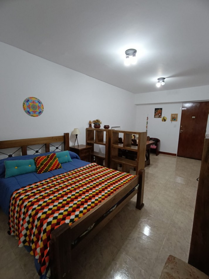 Departamento un ambiente y medio luminoso. Excelente estado. Zona:Guemes